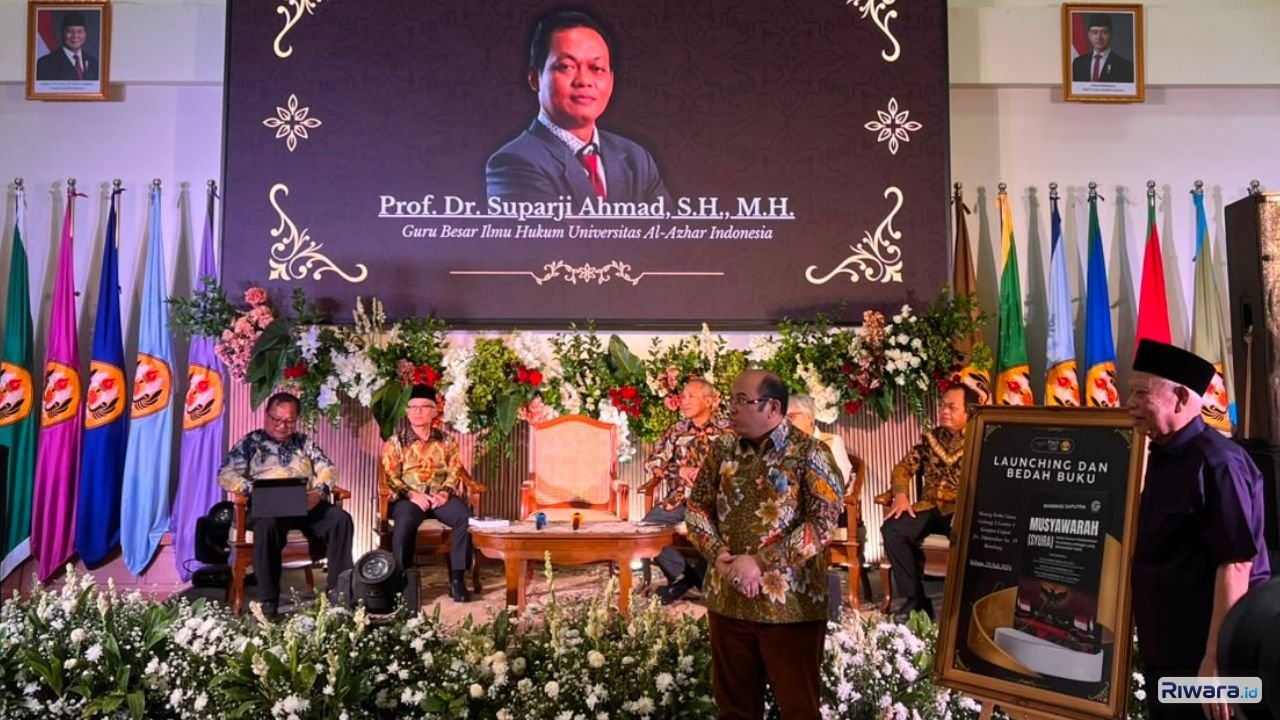 Prof Dr Bambang Saputra bersama para akademisi dan pakar hukum dalam bedah buku Musyawarah Syura Politik Hukum